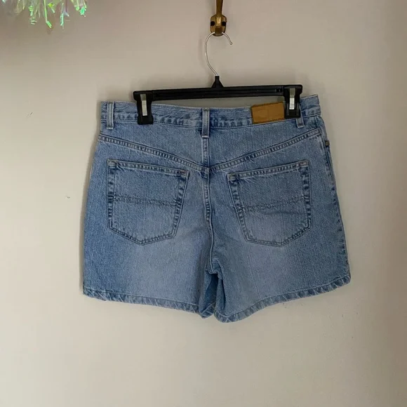 Tommy Hilfiger classic‎ boyfriend jean shorts in light vintage wash size 6 - Picture 2 of 6
